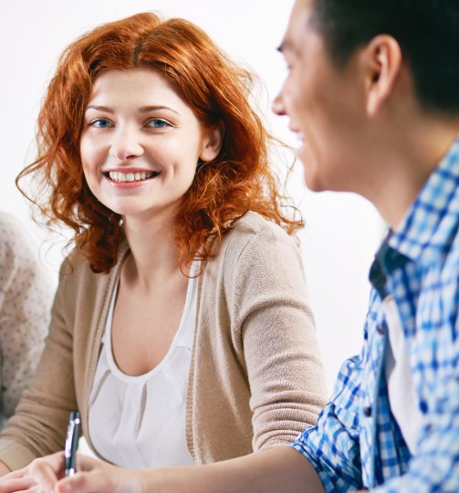 Two adults talking in English in a group lesson
